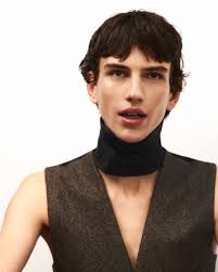 Since its debut, the Dior 'Saddle' bag has reappeared in ever-more  contemporary versions and materials, building a regenerative dialogue  between the House's heritage and the spirit of its new collections. The  denim