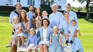 Prinzessin kinder schwedisches königshaus prinzessin madeleine alice königsfamilien victoria promis der kleine prinz european royal families on instagram: Royales Familienfoto Madeleine Und Sofia Von Schweden Widersetzen Sich Dem Dresscode