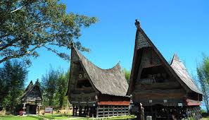 • atap rumah adat batak karo ini bertingkat dengan patung kepala banteng diujungnya. Rumah Adat Batak Sejarah Dan Penjelasan Lengkap Beserta Gambar