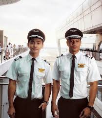 Tells the story of a meeting between ejaz (fattah amin), mr. Suri Hati Mr Pilot Episod 5