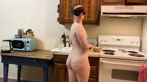 Hetero-mädchen spricht schwulen porno und macht suppe! Nackt in der küche  episode 61