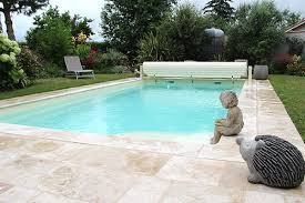 bassin equipe d un liner sable et d une couverture automatique hors sol sable poolclassic avec fin de course meca amenagement piscine piscine terrasse piscine