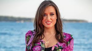 30.11.2021 · ainsi, elsa esnoult, qui arbore généralement un look rock et apprécie le noir dans ses tenues, devra redoubler d'efforts pour être séduisante en pantalon, comme le veut le thème de cette. Elsa Esnoult Unsettled By A Question About Anthony Colette Then24