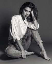 Pin By Jaz On Independent Photography Poses Women Fashion Photography Poses Studio Photography Poses