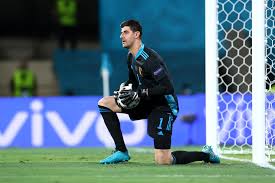 Altura 2 m pé canhoto: Thibaut Courtois Facebook