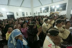 Di dalam alkitab ada beberapa ayat tentang kelahiran yesus yang sering kali diperdengarkan. Misa Malam Natal Yogyakarta Antara News