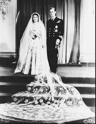 Narodil se ondřejovi, princi řeckému a dánskému, a princezně alici, jejíž matka byla vnučkou britské královny viktorie. Alzbeta A Filip Oslavuju 70 Vyrocie Svadby Novy Cas