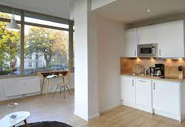 20qm groß und hat ein doppelbett (140x200 cm), küche, kleiderschrank, schreibtisch , tv, ganzkörperspiegel, 100% verdunklungsvorhänge und ein großes bad mit dusche. 1 Zimmer Wohnung In Hamburg Mit Internet Und Mit Aufzug Zu Vermieten