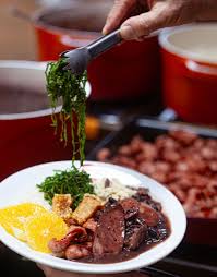 Feijoada, um prato que dá samba: confira roteiro com casas que unem a  receita com música