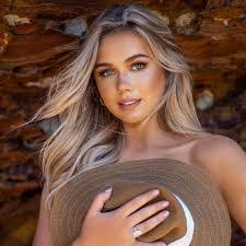 Kristen Wright's Instagram, Twitter & Facebook