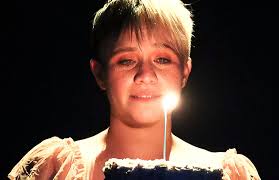 A través de sus recuerdos, la creadora Cassandra Colis investiga el caso de  su madre, envolviéndonos con emociones que nos permiten reflexionar sobre  la memoria, la ausencia y la realidad en que