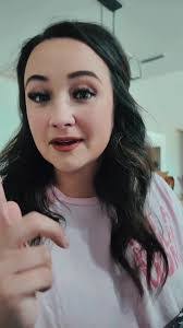 Kirsten Pierce's Instagram, Twitter & Facebook