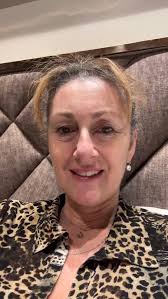 Hoy celebro mucho más que un aniversario. Celebro el primer año de  @salud_con_bienestar_ , un espacio creado con amor, vocación y verdad…  reflejo fiel del alma hermosa de Silvia Calvo. En el