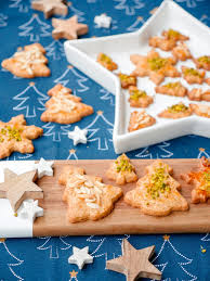 Wir haben einige tipss und 5 besonders einfache rezepte für plätzchen. Einfache Ausstechplatzchen Fur Kinder Mit Mandeln Und Pistazien