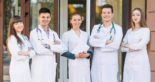 În anul 1867 se înfiinţează facultatea de in 1873, are loc sustinerea primelor teze de doctorat la facultatea de medicina din bucuresti. Medicina In Romania De Ce Atrage Tot Mai MulÈ›i StudenÈ›i Medijobs