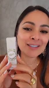 Essa combinação resulta em uma fragrância floral frutada com toques doces e  amadeirados, perfeita para uso diário ou eventos especiais.