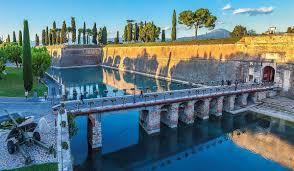 Fortilizio romano, castello e rocca scaligera, fortezza bastionata della repubblica veneta. Peschiera Venetien Italien De