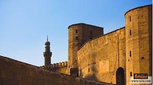 يضطر نجم الدين أيوب إلى تسليم قلعته للوزير بهروز أثناء ولادة ابنه صلاح الدين، وينضم مع أخيه أسد الدين. ÙƒÙŠÙ Ø§Ù†ØªØµØ± ØµÙ„Ø§Ø­ Ø§Ù„Ø¯ÙŠÙ† Ø§Ù„Ø£ÙŠÙˆØ¨ÙŠ Ø¹Ù„Ù‰ Ø§Ù„ØµÙ„Ø¨ÙŠÙŠÙ† Ø¨Ø°ÙƒØ§Ø¦Ù‡ ØªØ³Ø¹Ø©