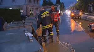 Auch hagel sei möglich, genauso wie sturmböen in der nähe von gewittern. Unwetter In Der Schweiz Heftige Regenfalle Murgang Am Zugerberg 8000 Blitze Tages Anzeiger