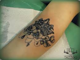 Although a lion is courageous, a rose has thorns and cannot be touched even though it's beautiful. Crown With Roses Tattoo 08 12 2019 001 Tattoo Crown Tattoovalue Net Tattoovalue Net
