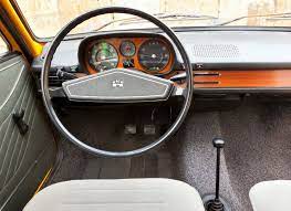 続いて1977年のマイナーチェンジにより フロントグリルの意匠変更と共にヘッドランプが丸型2灯式から vwパサート フォルクスワーゲン パサート