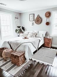 This clean and simple boho bedroom is all. Boho Chic Bedroom Love The Simple Black And White Color Scheme Bohemianbedroom Luxe Bedroom Home Decor Bedroom Chic Bedroom