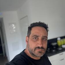 זוכרים את הראל ויזל, הבעלים של פוקס, צווח על פרופ' אבי שמחון (היועץ הכלכלי  של ביבי) באולפן הטלוויזיה והופך לגיבור השולמנים לרגע? הצווחות שלו הסוו עליה  מטורפת ברווחי הקבוצה. הם אמנם מכרו