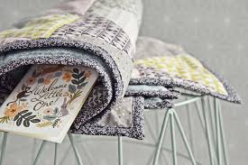 Patchwork krabbeldecke mit erlebnisfeldern naehen. Triangle Baby Quilt Nah Anleitung Babydecke Mit Dreieck Muster