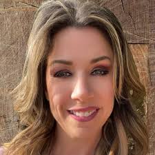 Shelly Leger's Instagram, Twitter & Facebook