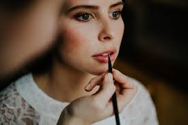 Bekijk nu ons aanbod aan lippenstift. Lippenstift Fixieren So Halt Der Lippenstift Deiner Braut Bombenfest