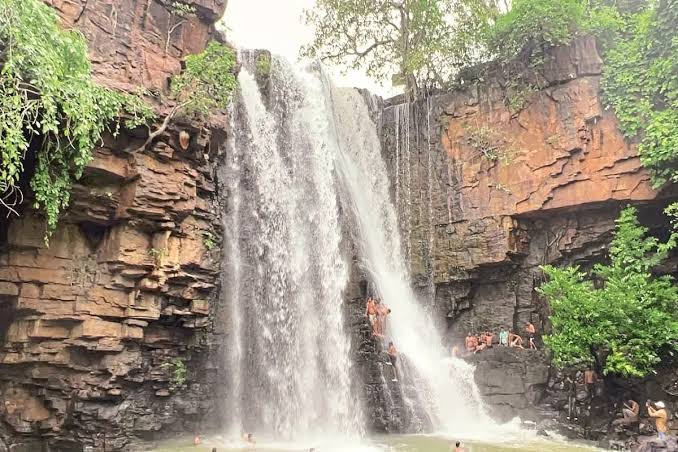 CG Tourism: कसडोल का सिद्ध खोल जलप्रपात बना आकर्षकण का केंद्र, मानसून में पर्यटकों को लुभा रहा मनोरम दृश्य | Kasdols Siddha Khol Waterfall Emerges As A Major Attraction ...