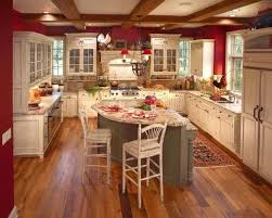 Wohnideen Landhauskuche Franzosisch U Form Mit Insel Rote Wande Kuchen Design Landkuchendesign Kuchenstil