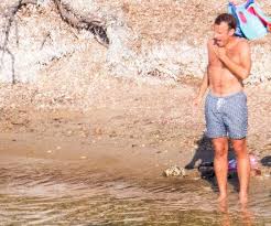 Emmanuel Et Brigitte Macron A La Plage Leurs Vacances Canon Brigitte Macron Mariage Macron Et Brigitte Macron