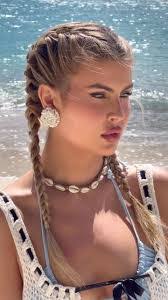 Kellie Stewart's Instagram, Twitter & Facebook