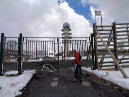 Il ne s'agissait alors que d'un modeste bâtiment en pierre. Col Du Beal Pierre Sur Haute La Route La Plus Haute Du Massif Central Cyclocolsensolo