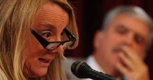 Bajo la intensa presión de La Cámpora, se define el futuro de Alicia