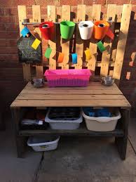 Kinderkuche Aus Holz Fur Den Garten Bauen Und Verspielt Gestalten Kinderspiel Im Freine Kinderkuche Kinder Basteln Draussen