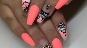 Para realizar éstos procedimientos estéticos se requiere un kit para manicure y pedicure o materiales para manicure y pedicure mínimos. Neon Nails Design