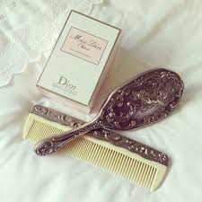 Every time we go to a salon we're amazed at the amount of brushes they use to create our perfect look, but we never really understood what they were all for or what they did. Vintage Via Tumblr Discovered By Beyza Akalin