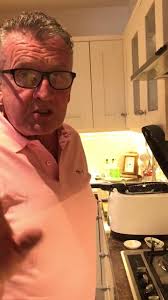 And here I will show you how to cook a 7oz Fillet Steak with a Sharp  Bearnaise Sauce served with Rustic Potatoes, Homemade Crispy Onion Rings &  Creamed Spinach... simply delicious 😋