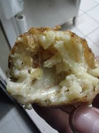 La frittatina di pasta a napoli è uno spuntino, un aperitivo prima della pizza. Frittatina Di Matteo