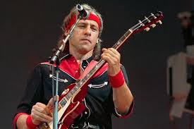 Dire Straits Where Do You Think You Re Goin Canada Lifts Ban On Dire Straits Money For Nothing Mark Knopfler Dire Straits Playing Guitar