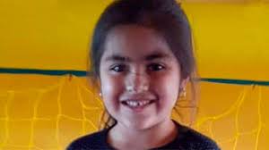 La niña obediente sale, como tantas otras veces antes, a buscar las uvas y otras pasaron más de 50 años, cuando un día como cualquier otro, la mujer observa una pequeña niña a lo lejos que poco a. Ixtruwsefw7wum