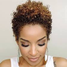 Mahasoa vous donne toutes ses idées de coupe afro homme ! Magazine Vanity Fair France Coiffures Courtes Naturelles Coiffure Afro Coiffures Cheveux Courts