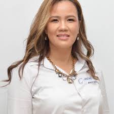 Kelly Esau's Instagram, Twitter & Facebook