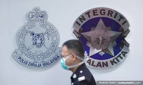 Laporan utusan malaysia sebelum ini mendedahkan alvin dipercayai kembali bersembunyi di ibu negara selepas melarikan diri ke utara tanah air. Malaysiakini Mp Suaram Minta Polis Bebaskan 25 Individu Yang Ditahan Tanpa Didakwa