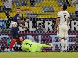 A strange incident to end the first half of france vs germany. Antonio Rudiger Entschuldigt Sich Fur Biss Gegen Paul Pogba Waz De