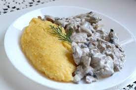 Pentru că am călit ceapa separat, avem ambele ingrediente, ciupercile şi ceapa, călite. Ciulama De Ciuperci Cu Smantana Reteta In Imagini