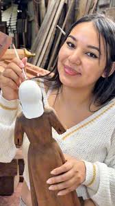 Con sus manos preservan 🤲🏽 la identidad y el arte de las comunidades. En  el #DíaDelArtesano🏺agradecemos cada creación que cuenta una historia y  representa un legado que trasciende 🖼️ en el tiempo.