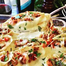 Delicious Italian Jumbo Pasta Shells Stuffed With Beef Bolognese Covered In Bechamel Sauce And Mozzarella Par Stuffed Pasta Shells Yummy Pasta Dish Tasty Pasta